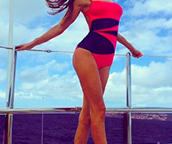 Топ-40 звезд в закрытом купальнике