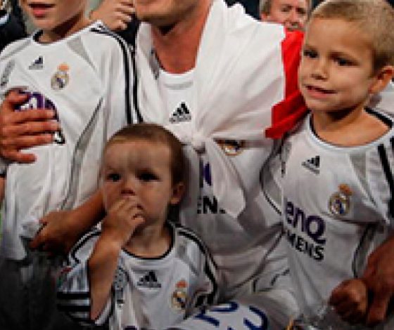 Футболисты и их дети на поле