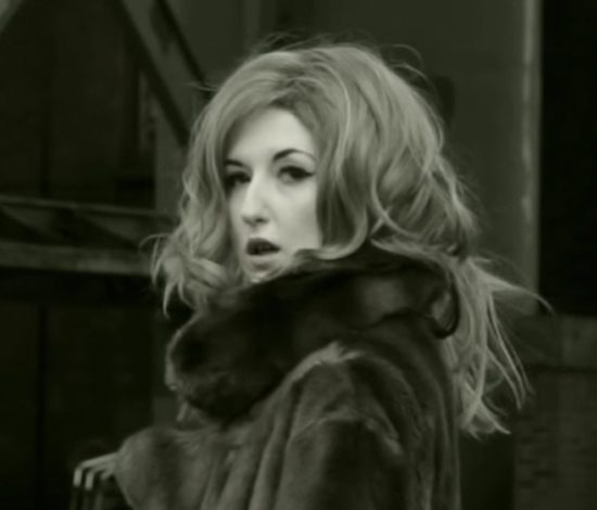 Девушка сделала социальный кавер на песню Адель