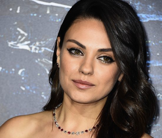 Мила Кунис на съемках фильма «Плохие мамаши»