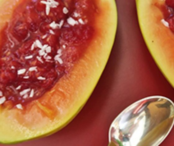 Папайя с малиново-манговым соусом