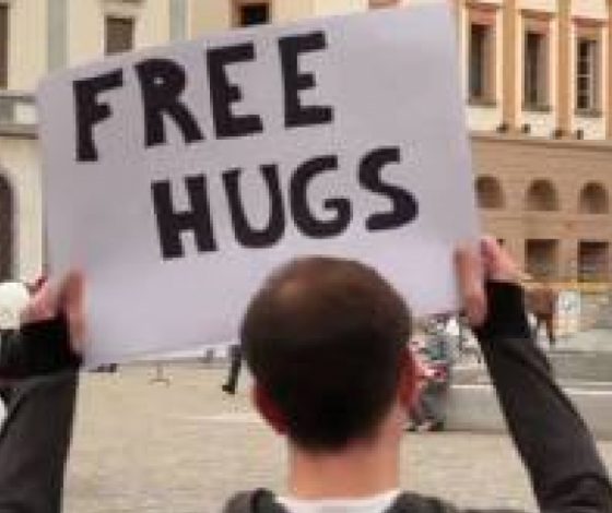 Трогательные объятия с простыми прохожими