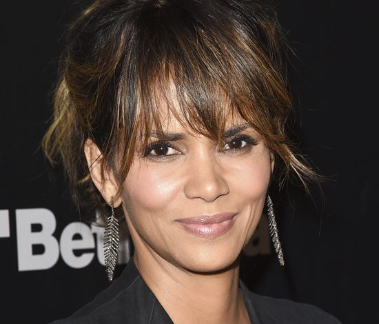 Холли Берри предстала топлес на первом снимке в «Инстаграме»