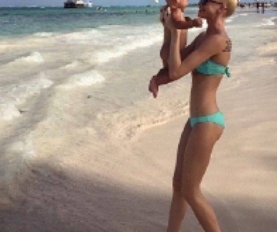 Алена Шишкова на отдыхе с дочкой и мамой Тимати