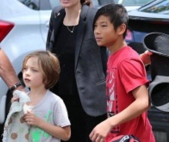 Как Анджелина Джоли болела за дочерей на футболе