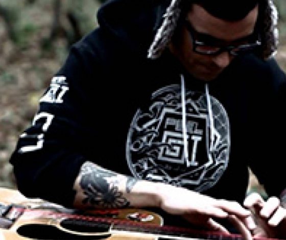 Этот парень невероятно играет на гитаре