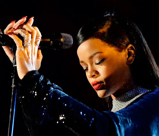 Самые провальные живые выступления звезд