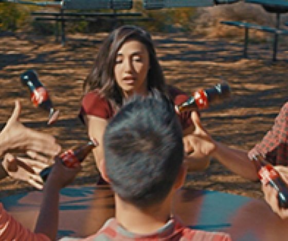 Ребята спели песню, играя на бутылках кока-колы