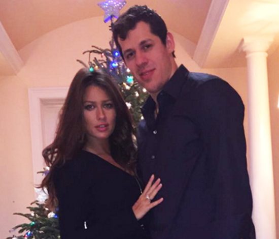 Невеста Евгения Малкина показала шикарное обручальное кольцо