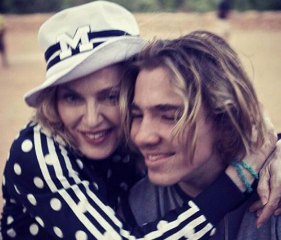 Сын Мадонны побрился налысо в знак протеста