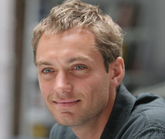 Первые фото Джуда Лоу в роли молодого Папы Римского