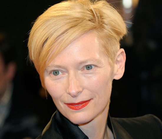 Тильда Суинтон напугала прохожих новой прической