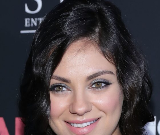 Беременная Мила Кунис на премьере «Очень плохие мамочки»