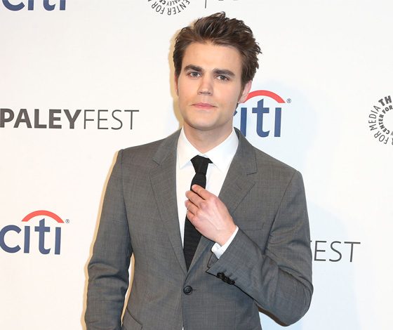 Звезда «Дневников вампира» на прогулке с девушкой