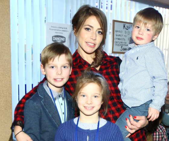 Юлия Барановская с детьми на празднике в Кидзании