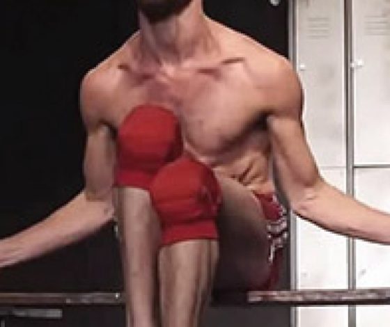 Парень удивительно корчит рожи