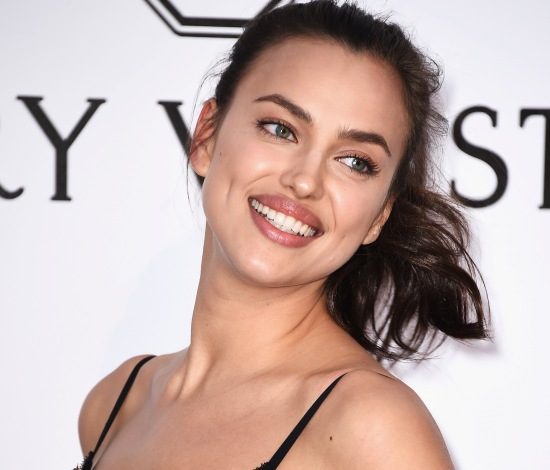 Зачем Ирина Шейк носит шапочку из фольги