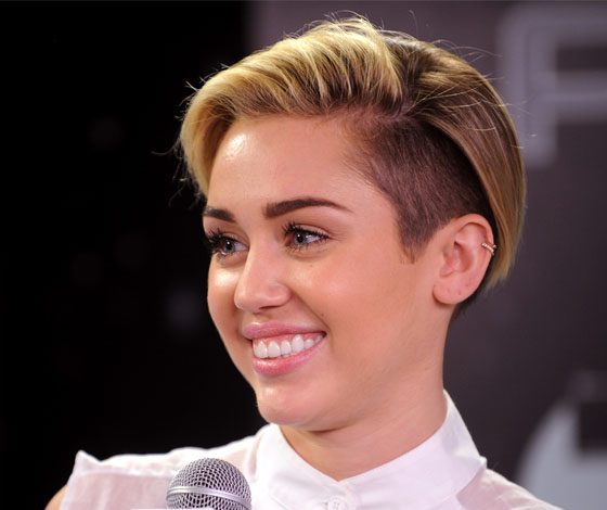 Майли Сайрус показала новое обручальное кольцо