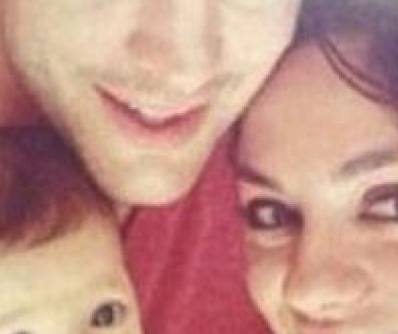 Эштон Кутчер с дочкой на пикнике