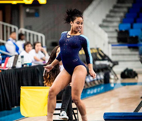 Гимнастка танцует на своем выступлении не хуже Бейонсе