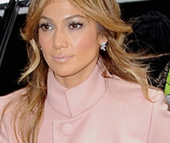 Дженнифер Лопес сменила 5 нарядов за день