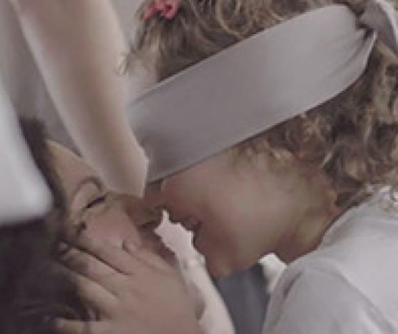 Дети с завязанными глазами искали маму