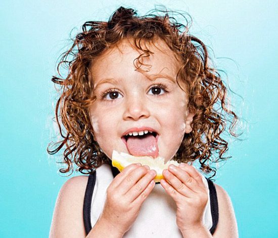 Малыши первый раз пробуют лимон: их реакция