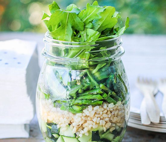 Рецепт: летний салат с заправкой песто