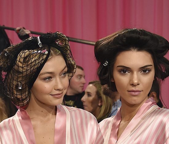 Опаздываешь? Не забудь сделать прическу!