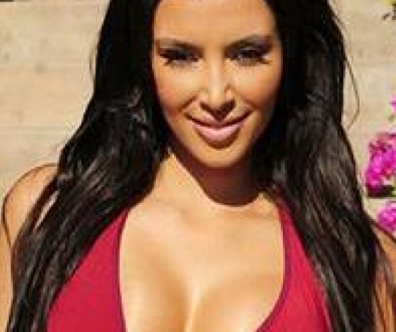 Видеоблогер показала, как Ким Кардашьян увеличивает грудь