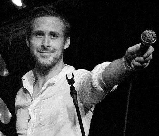 Райан Гослинг играет на пианино и поет