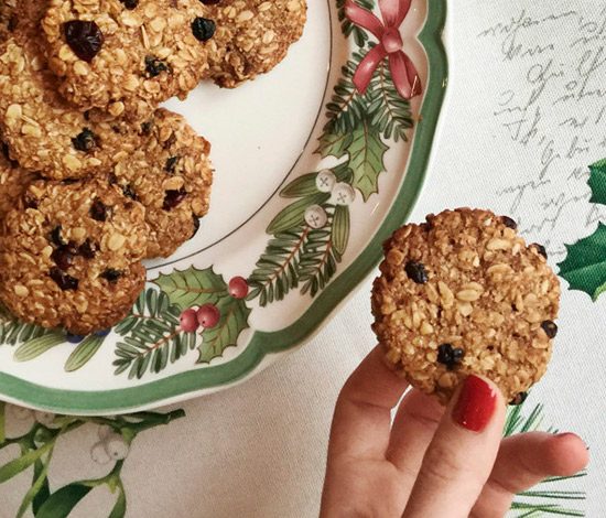 Рецепт: овсяное печенье с яблоком и корицей