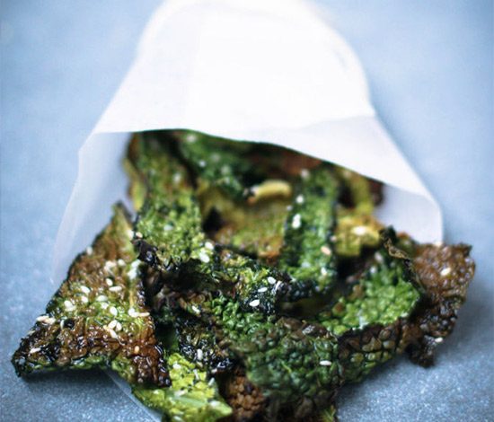 Рецепт: чипсы из савойской капусты