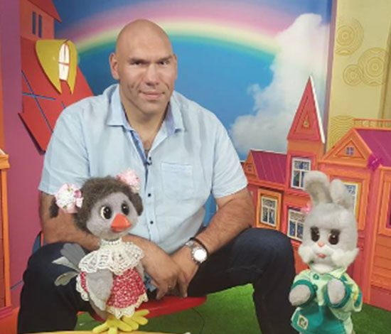 Неожиданно. Валуев стал ведущим «Спокойной ночи, малыши!»