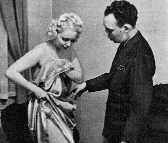 Как правильно раздеваться перед мужем