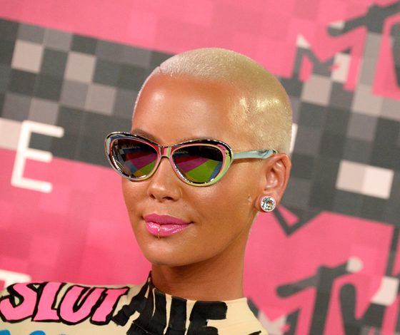 Эмбер Роуз в коротких шортах не стесняется своего целлюлита