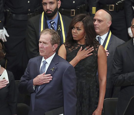 Джордж Буш станцевал на панихиде по убитым в Далласе полицейским