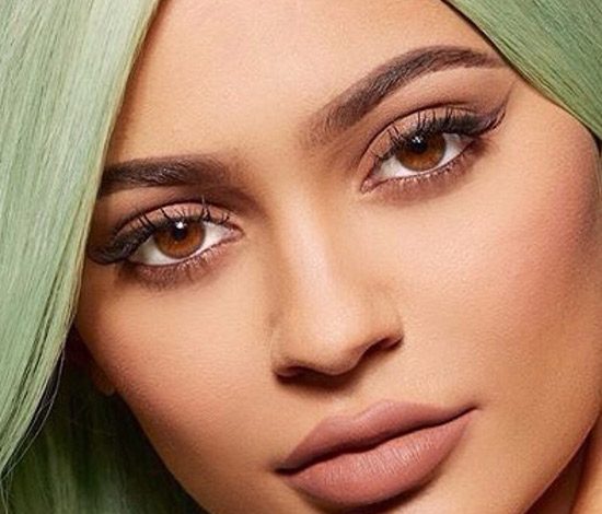 Обычные девушки тестируют помады от Кайли Дженнер