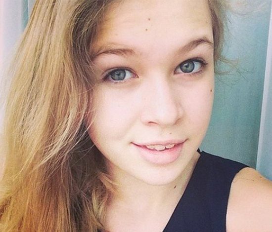 Соня Киперман показала шикарную фигуру в короткой юбке