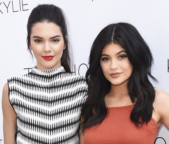 Кайли и Кендалл Дженнер похвастались фигурой в купальниках