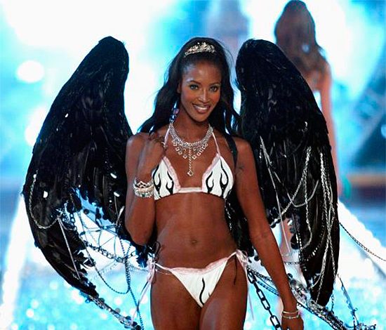 Самые яркие выходы Наоми Кэмпбелл на подиум