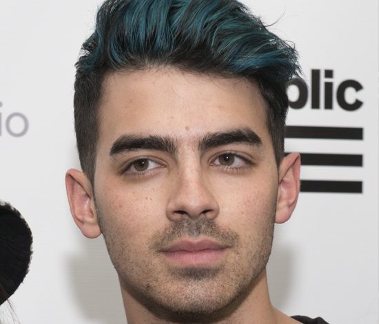 Каким приложением для знакомств пользуется Джо Джонас