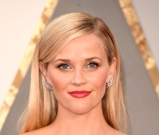 Новый тренд: зачем помаду наносить на скулы