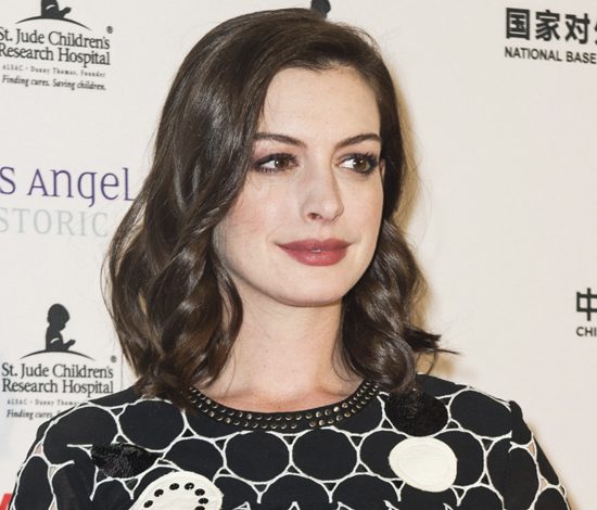 Энн Хэтэуэй сменила прическу