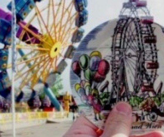 Сувениры со всего света на фоне реальных мест