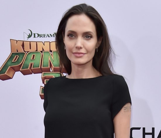 Анджелина Джоли шокировала новыми татуировками на спине