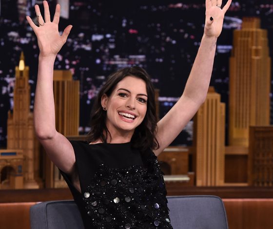 Энн Хэтэуэй показала растущий животик в бикини