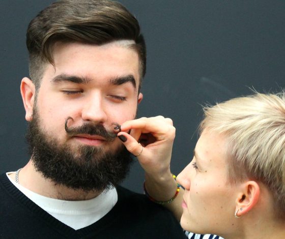 Визажист превращается в любую звезду при помощи макияжа