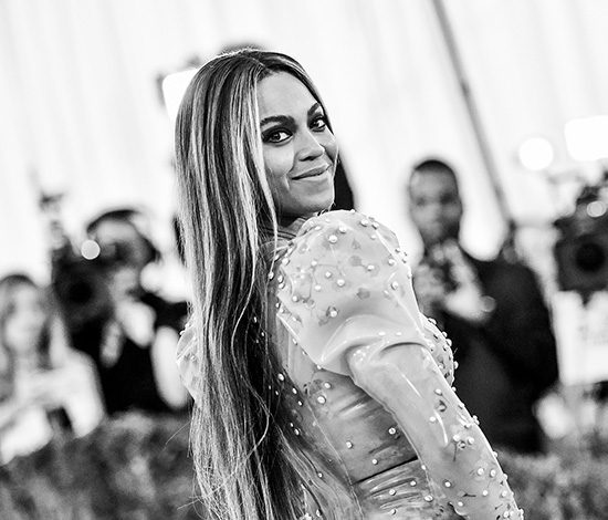 На Бейонсе упали декорации на сцене. Но она справилась!