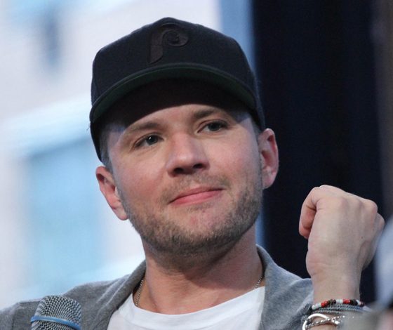 Невеста Райана Филлиппа показала обручальное кольцо